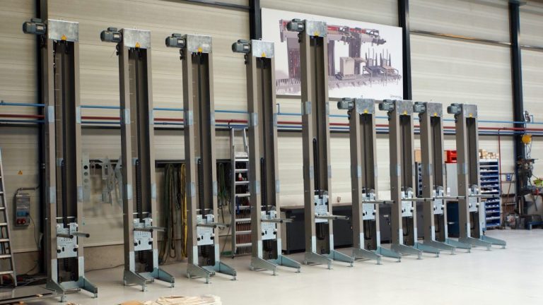 Discontinuous Vertical Conveyor with Small Footprint